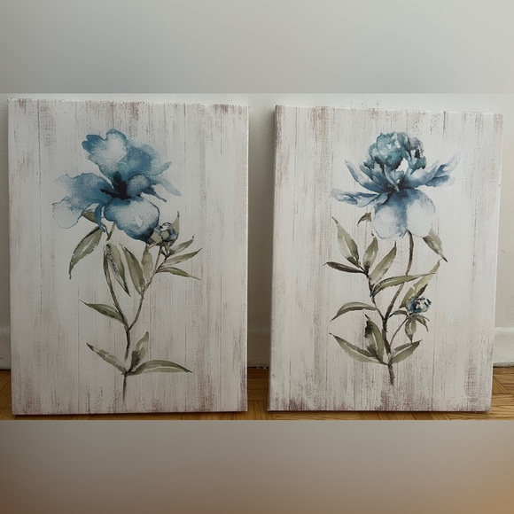 Wall canvas, blue flower.On one canvas is missing a dowel, as seen in the photo. - Picture 2 of 3